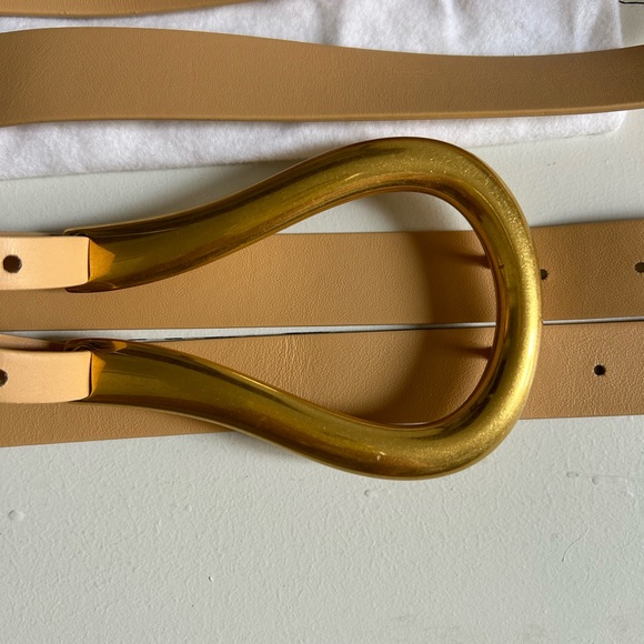 BOTTEGA VENETA beige horseshoe buckle belt. - Picture 8 of 16